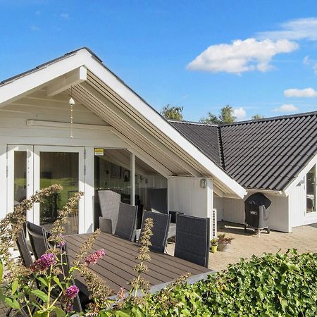 8 Person Holiday Home In Hejls Esterno foto