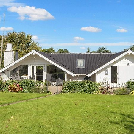 8 Person Holiday Home In Hejls Esterno foto