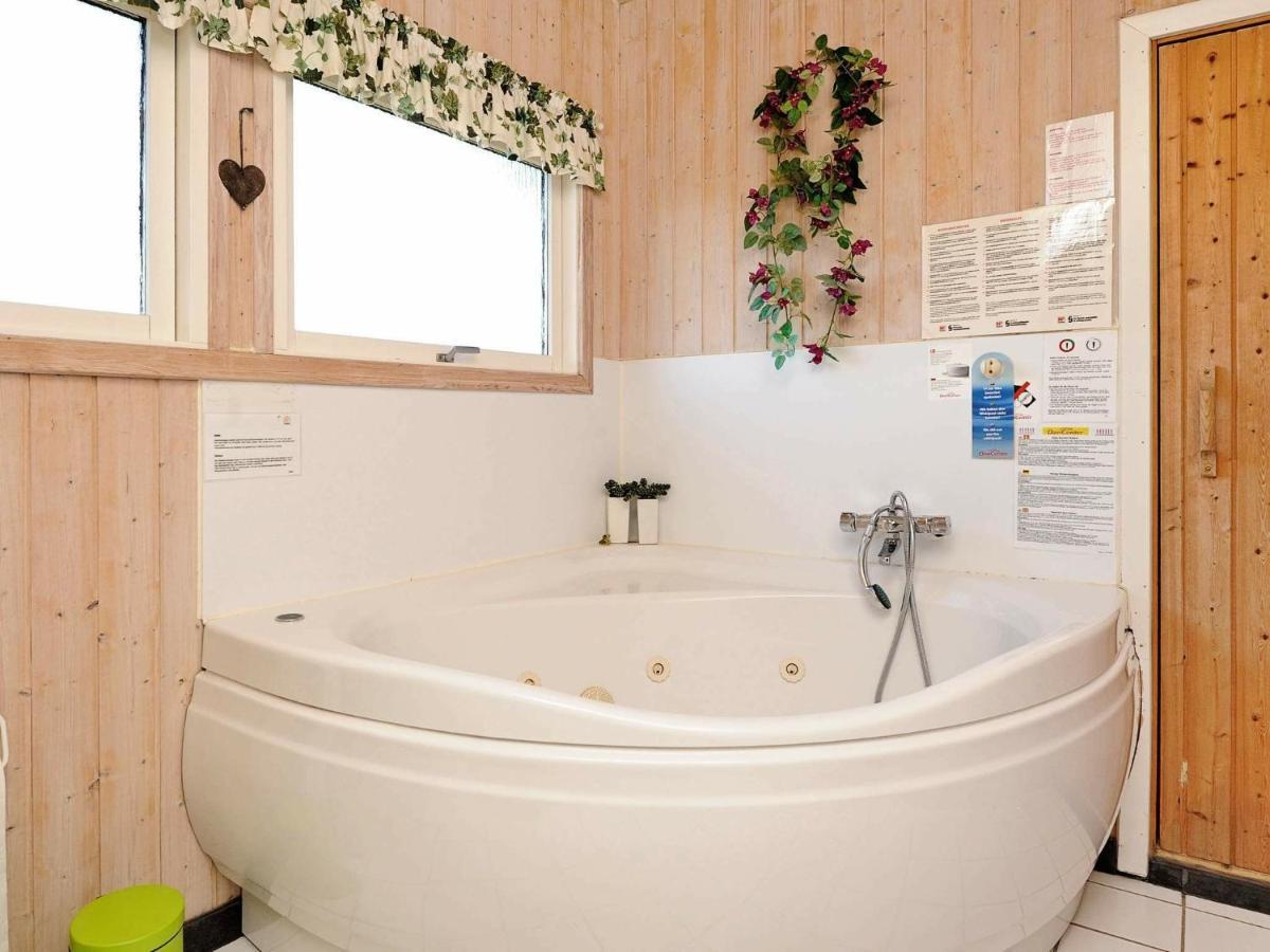 8 Person Holiday Home In Hejls Camera foto